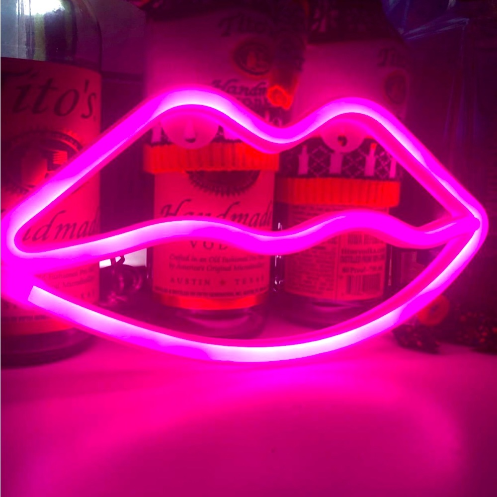 💕NEW👄Lip Shaped Neon Signs - Picture 1 of 11